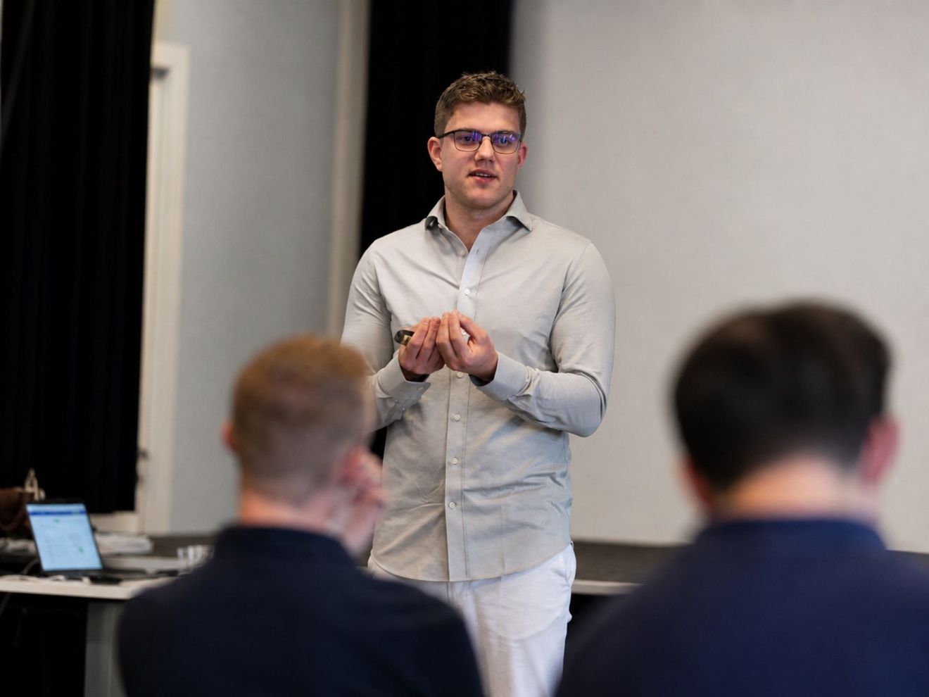 Django de Vreng geeft AI-training aan een groep